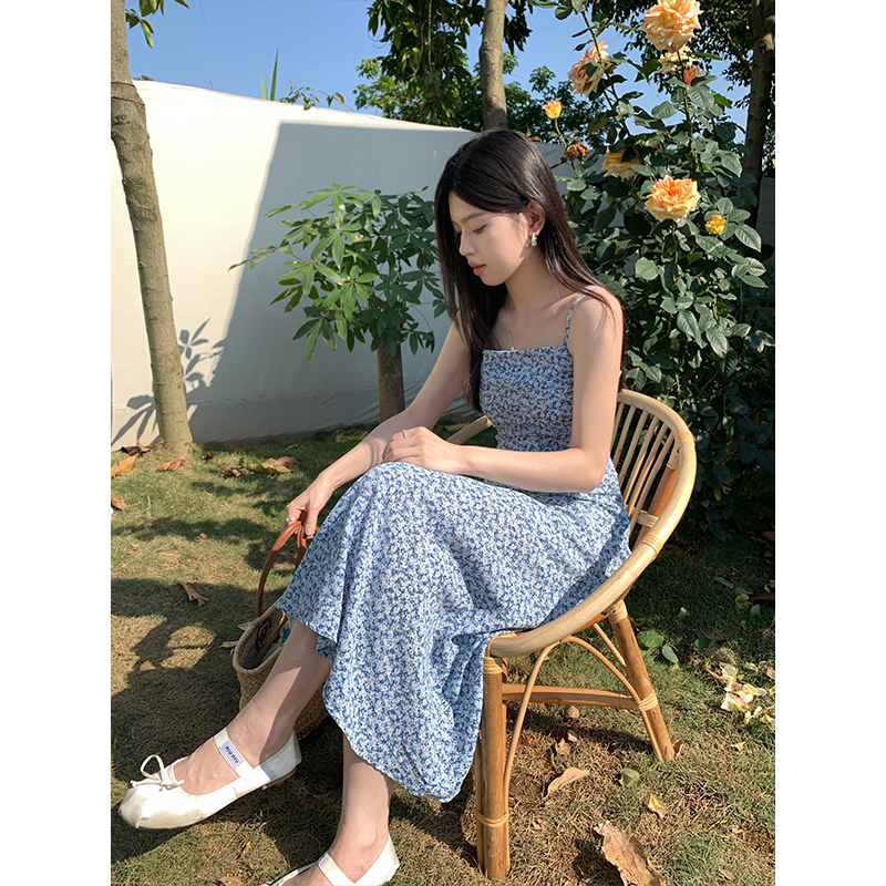 Real shot of sexy little girl in floral suspender skirt Korean chic spring and summer bottoming back design dress