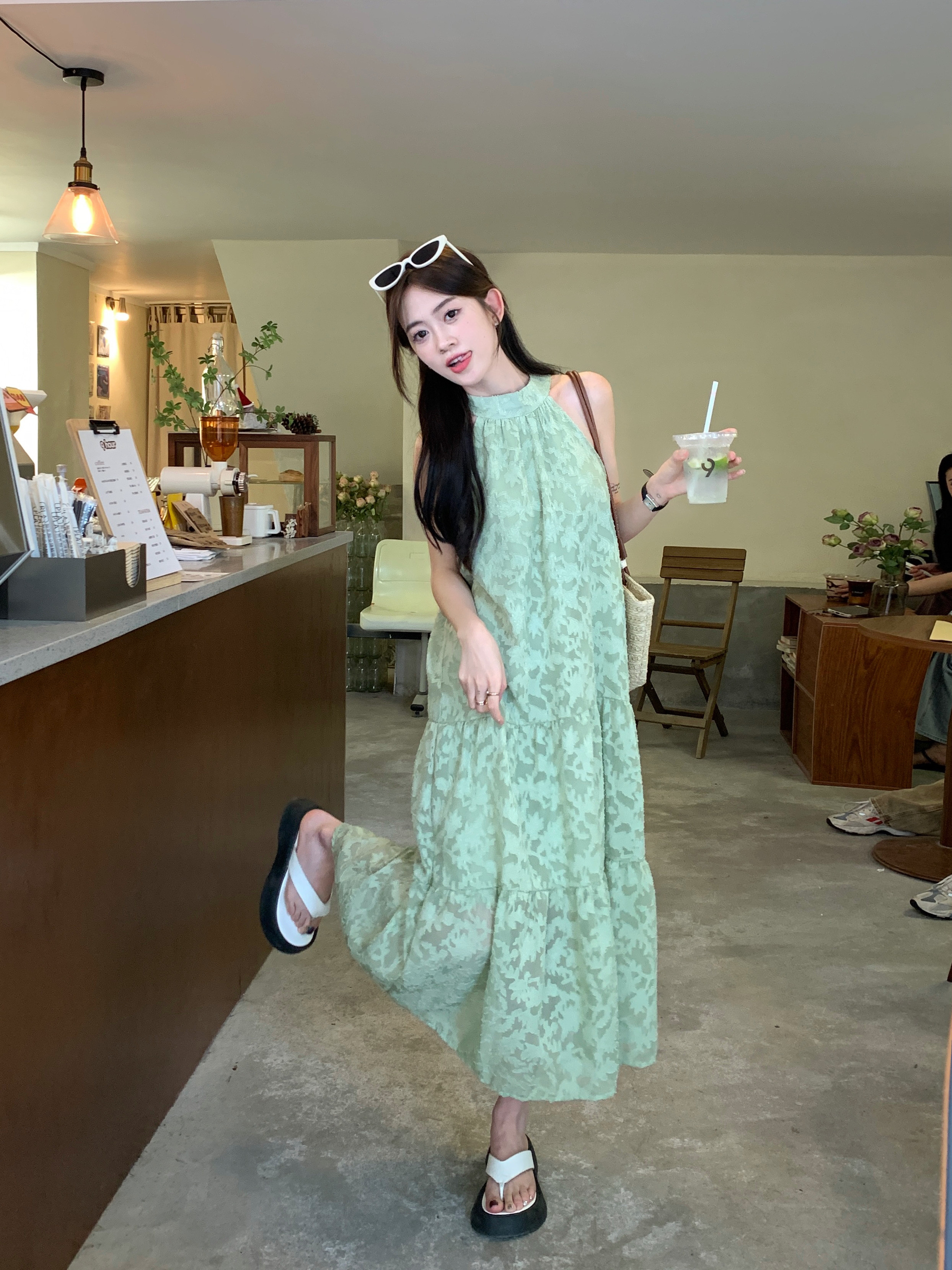 實拍 無袖連衣裙女夏季溫柔度假風減齡中長款蕾絲鈎花背心裙