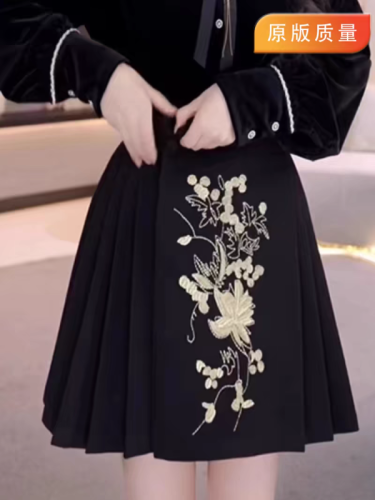 新中式国风半身裙女2024春夏款短款改良马面裙重工刺绣百褶小黑裙