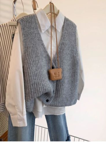 Gray v-neck knitted vest women's winter 2024 new autumn and winter outer layering vest sweater cardigan