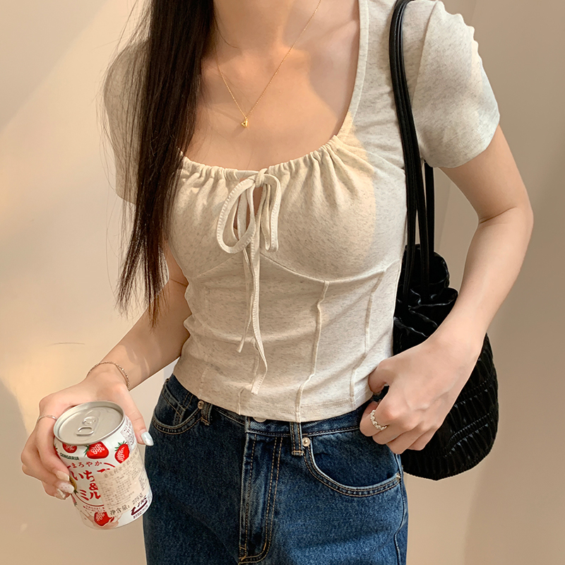 Real shot of sweet girl with square collar, floral slim fit, versatile basic top and small shirt for women