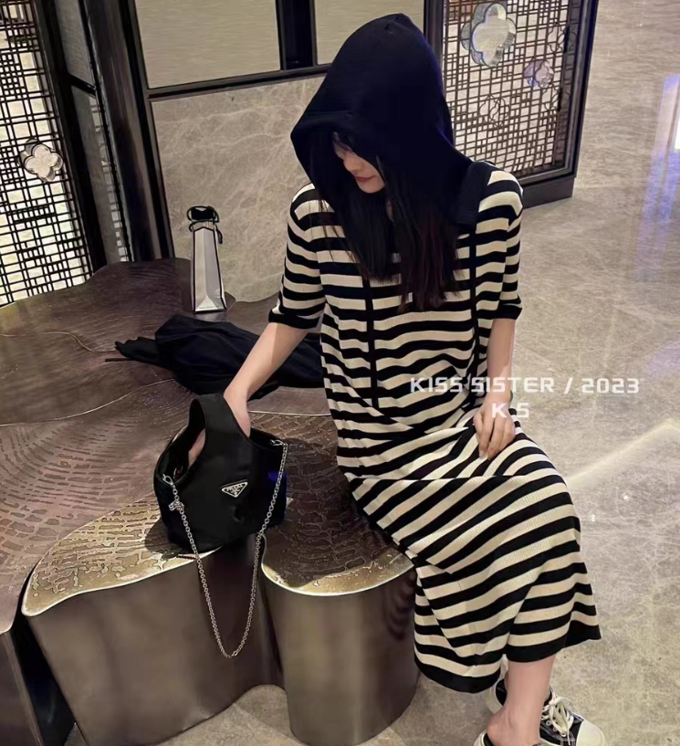 夏裝新款大碼女裝撞色條紋連帽針織連衣裙春季寬鬆休閒短袖中長裙