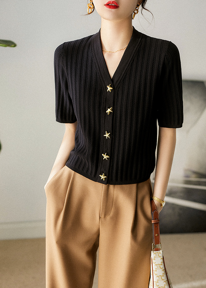 ZWB561385MG Gentle, fashionable and sharp. Thick French V-neck small knitted one is shorter and more fashionable.