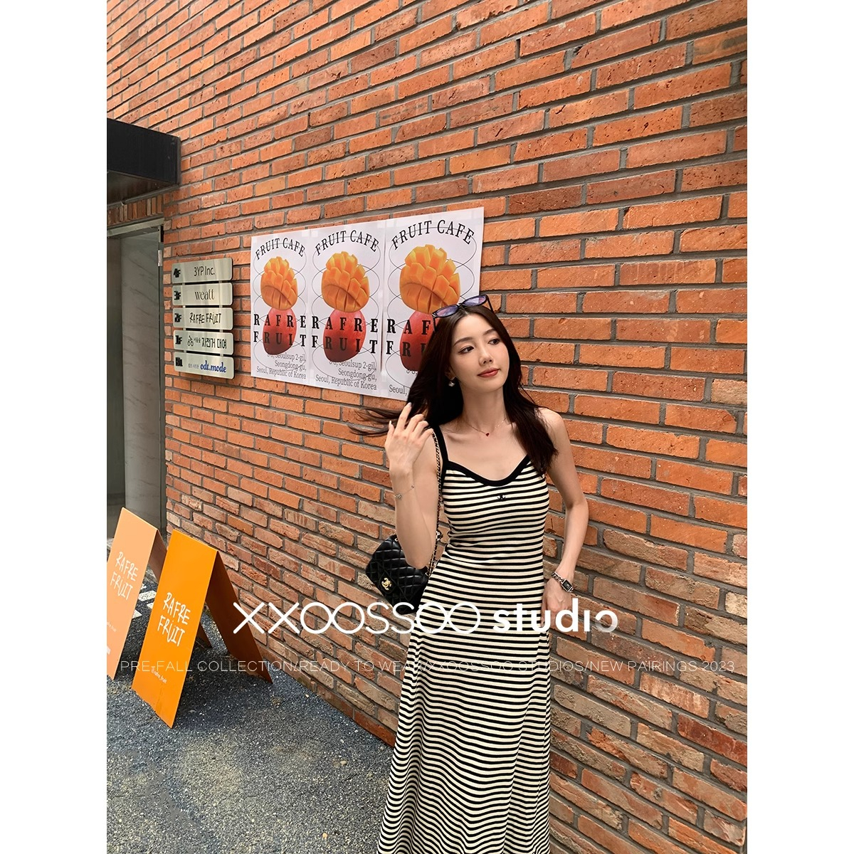 XXOOSSOO 街拍日常 撞色條紋 v領收腰顯瘦吊帶連衣裙