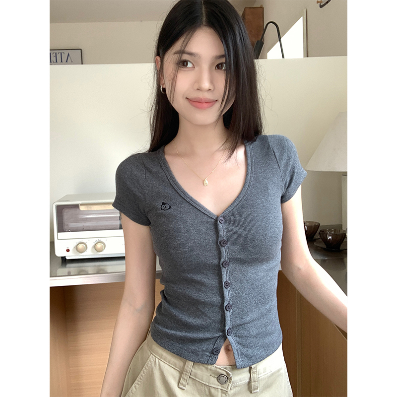 Actual shot of 2024 spring and summer new American hottie slim-fitting short-sleeved tops for women single-breasted embroidered v-neck T-shirts