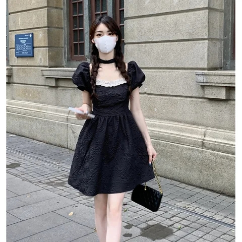 2024新款甜辣方領連衣裙女夏季小心機露背收腰顯瘦蝴蝶結短袖裙子
