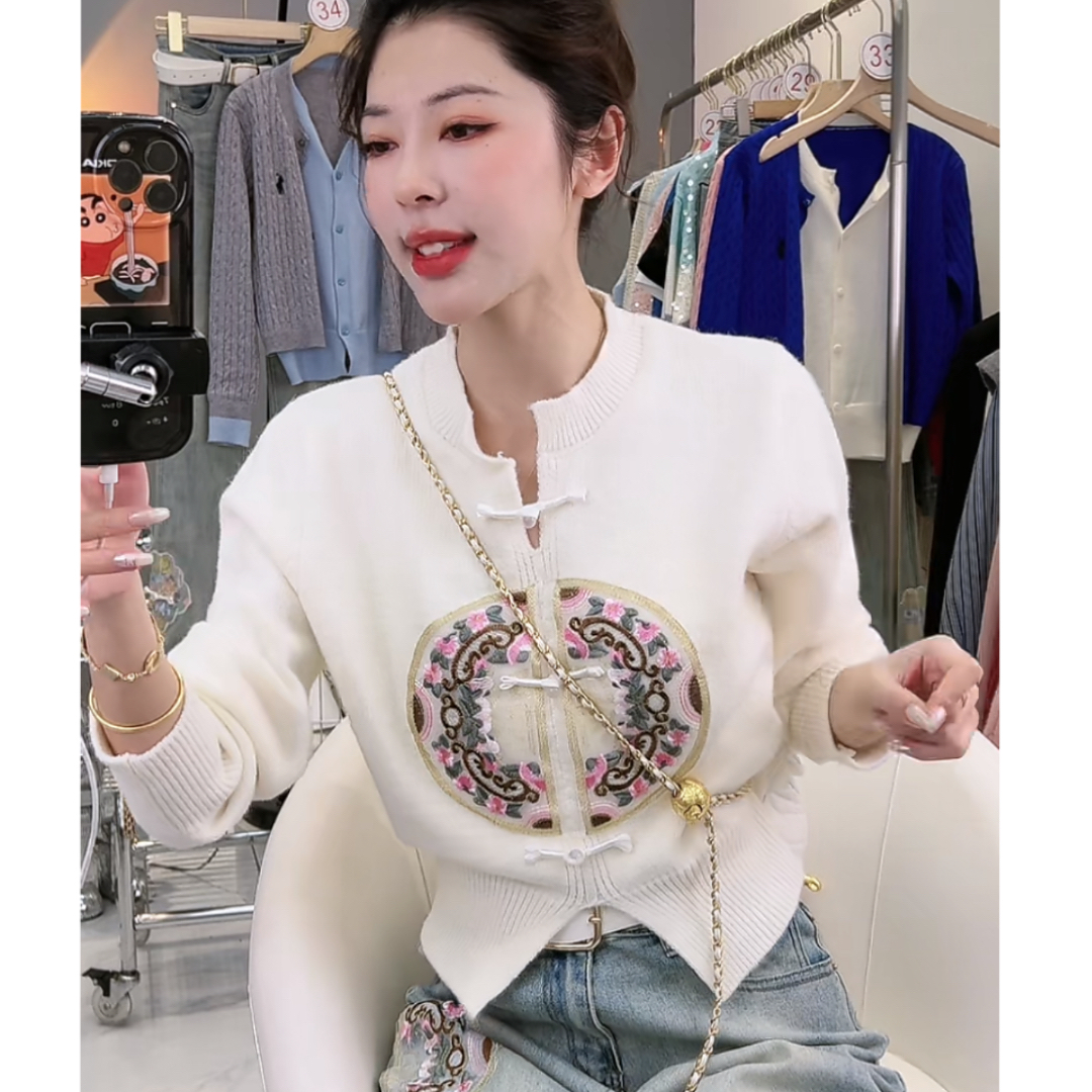 新中式盤扣毛衣女春季2024新款開叉設計感國風刺繡針織衫上衣女