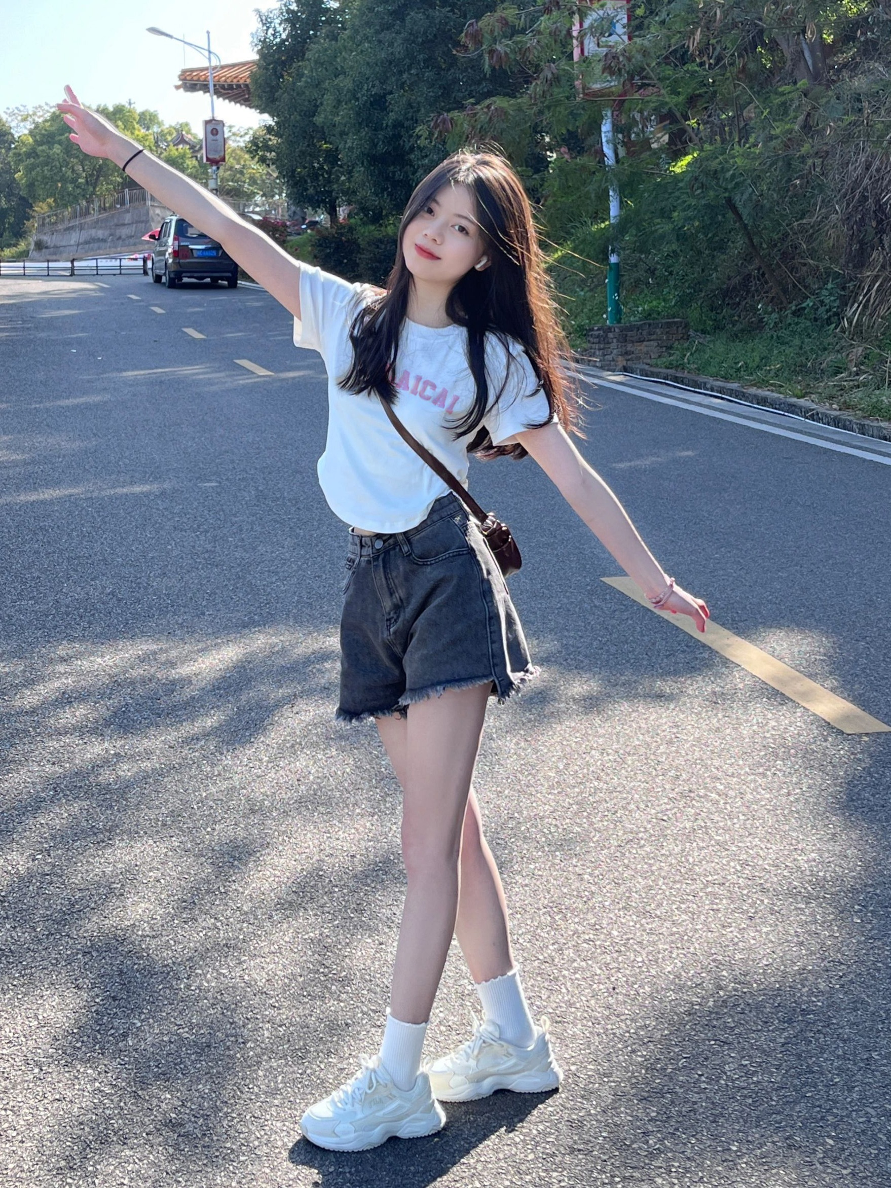 新款寬鬆正肩t恤女打底衫短袖短款上衣甜辣風搭牛仔短褲兩件套