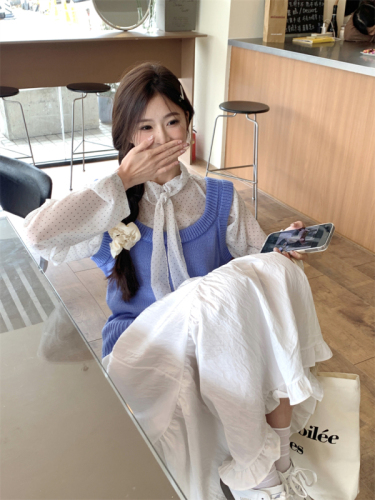 Real shot of early spring sweet white dotted lace-up chiffon shirt + U-neck knitted vest