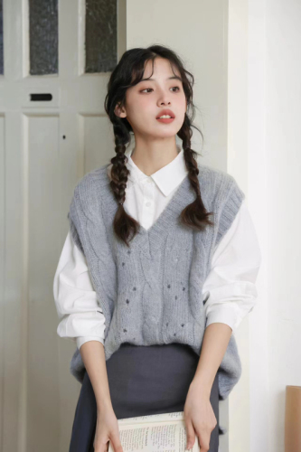 White sweater women's autumn and winter knitted vest v-neck vest retro loose top 2024 new Korean version