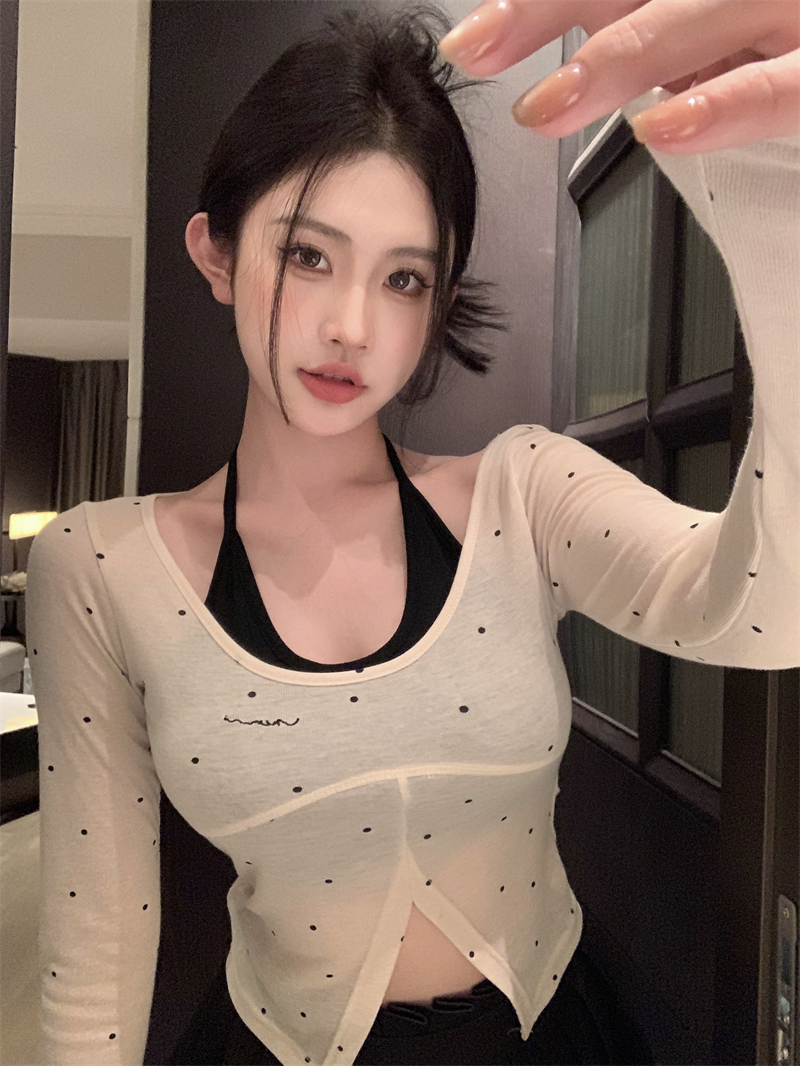 Real shot of fake two-piece polka-dot printed halterneck long-sleeved sweet hottie short top