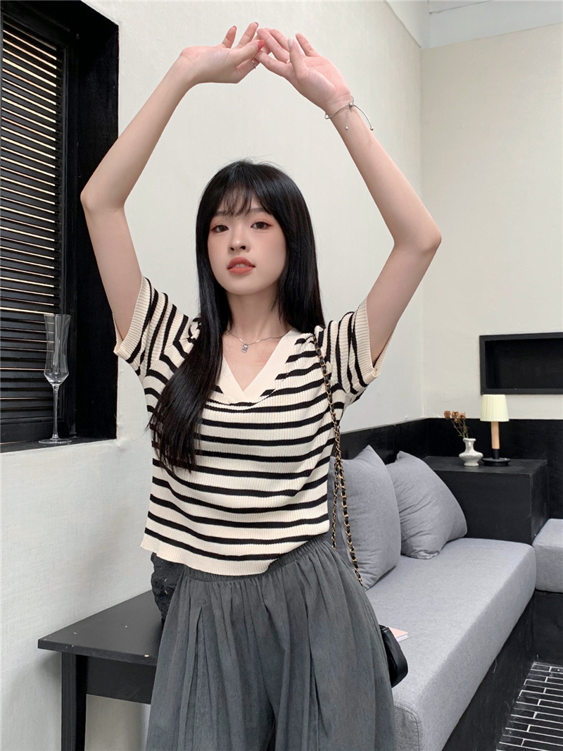 Real shot of stitched contrasting striped V-neck slim-fitting short-sleeved knitted bottoming shirt T-shirt top for women