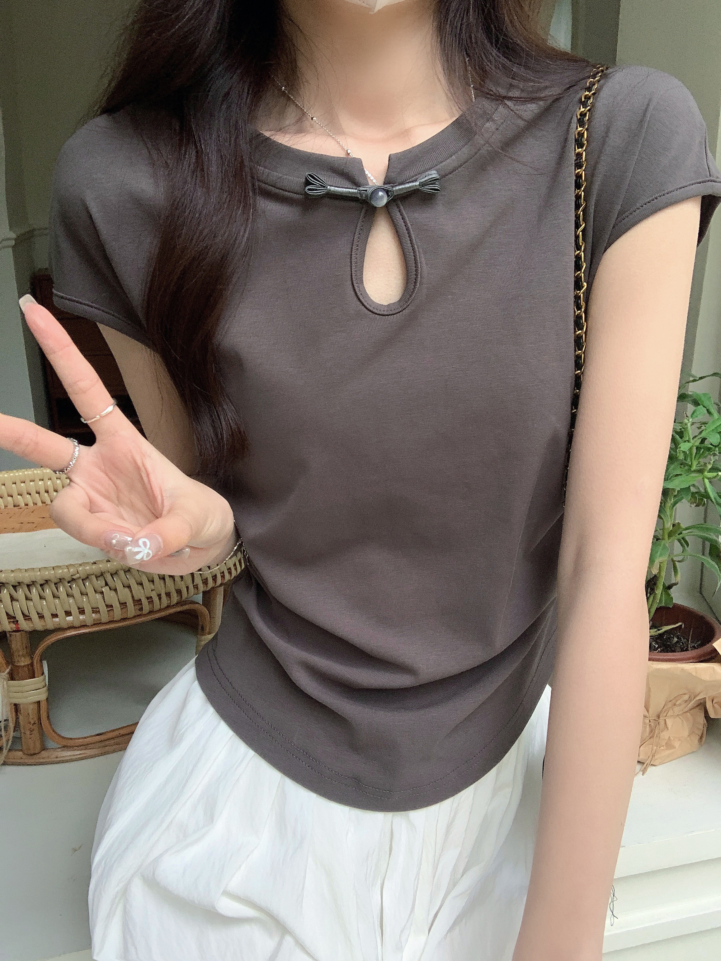 Actual shot of new spring fashionable slim-fitting sweater, slimming temperament, short-sleeved top, T-shirt