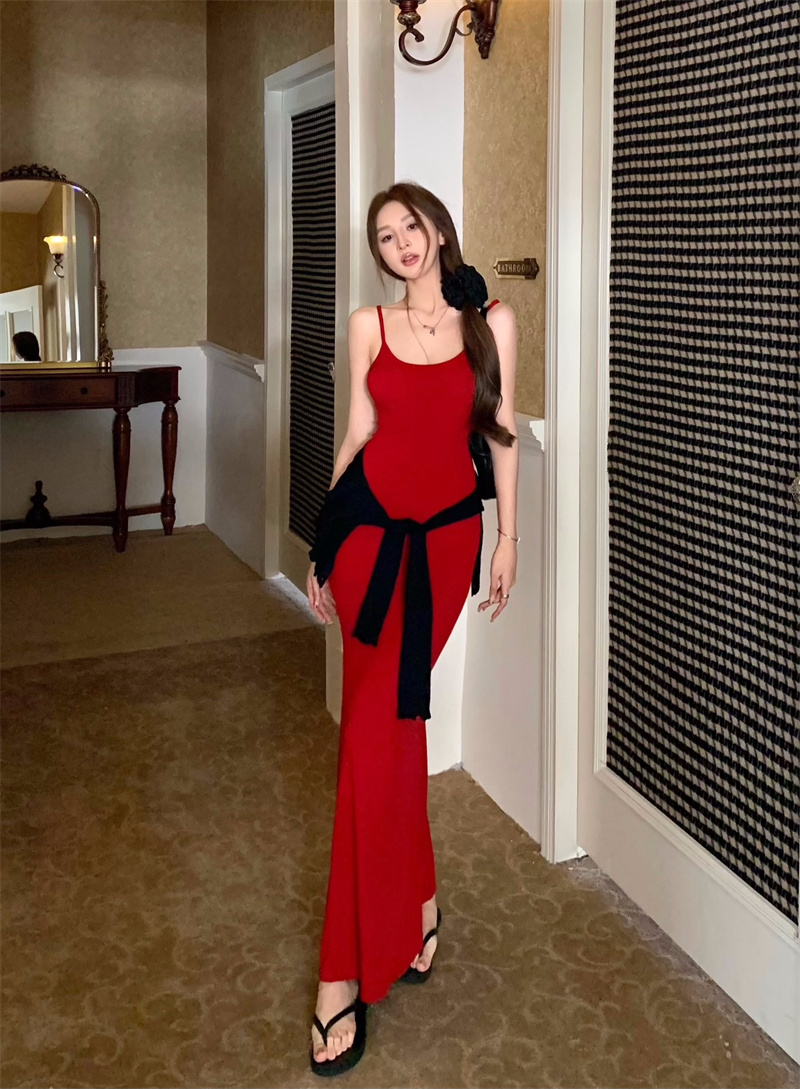Real shot of a sexy retro sexy hottie wearing a slim butt-hugging suspender dress