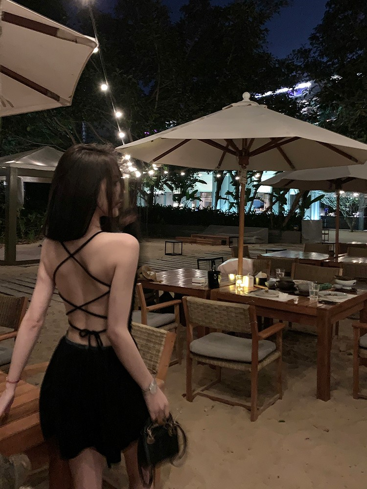 純欲甜辣妹性感露背v領掛脖吊帶連衣裙女赫本風小黑裙氣質小個子