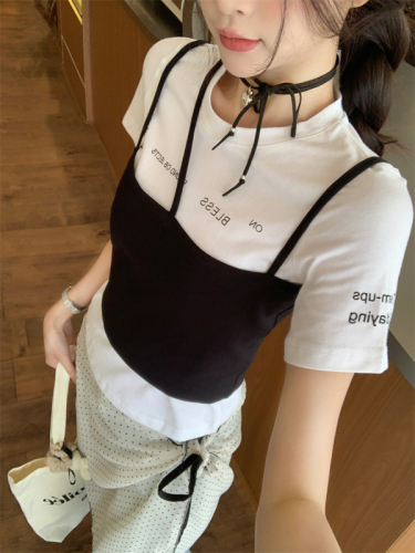 Actual shot of early spring slimming two-piece short T-shirt with letters + sloping shoulder black suspenders