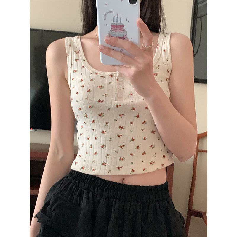 Real shot of summer slim-fitting camisole for women with short outer floral top