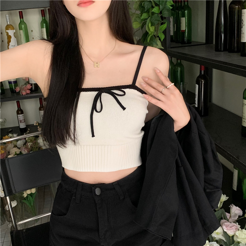 Actual shot of French-style camisole for women to wear outside and inside, with contrasting color and beautiful back, bottoming knitted top