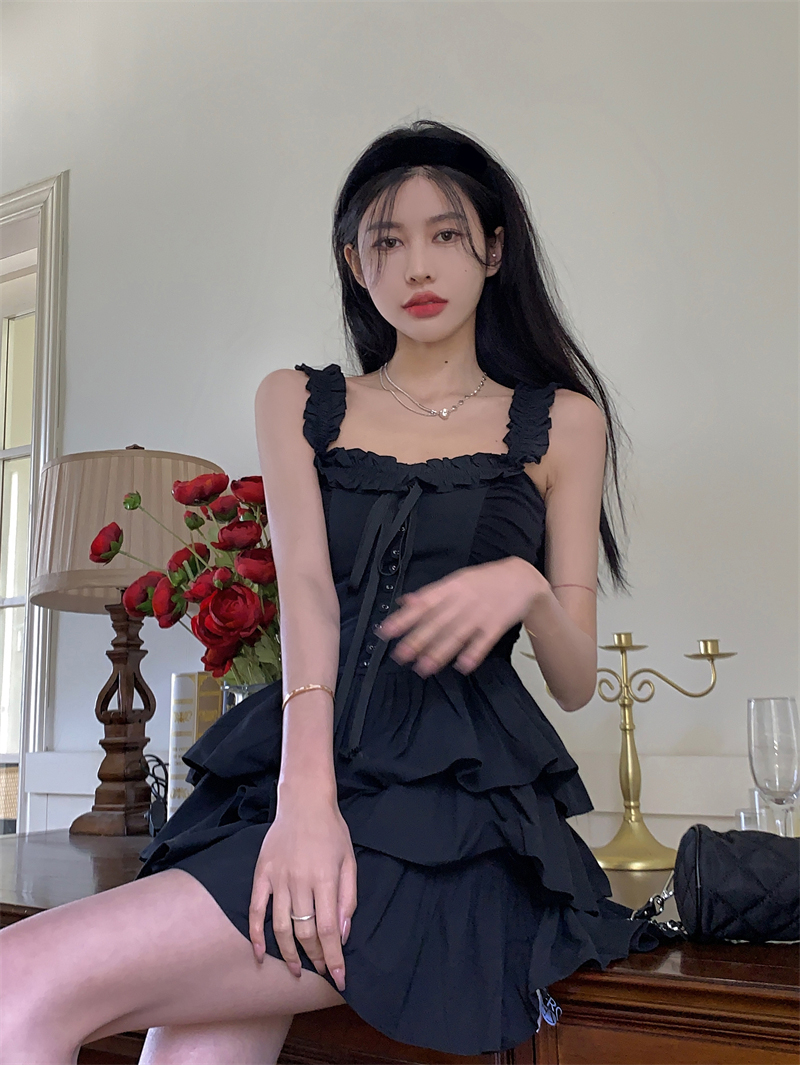 小個子吊帶連衣裙女夏季新款修身設計感小眾蛋糕小黑裙赫本風