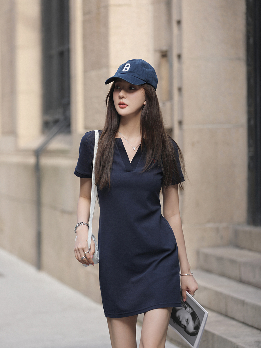 天貓品質Polo裙字母刺繡修身連衣裙女夏V領簡約顯瘦包臀短裙