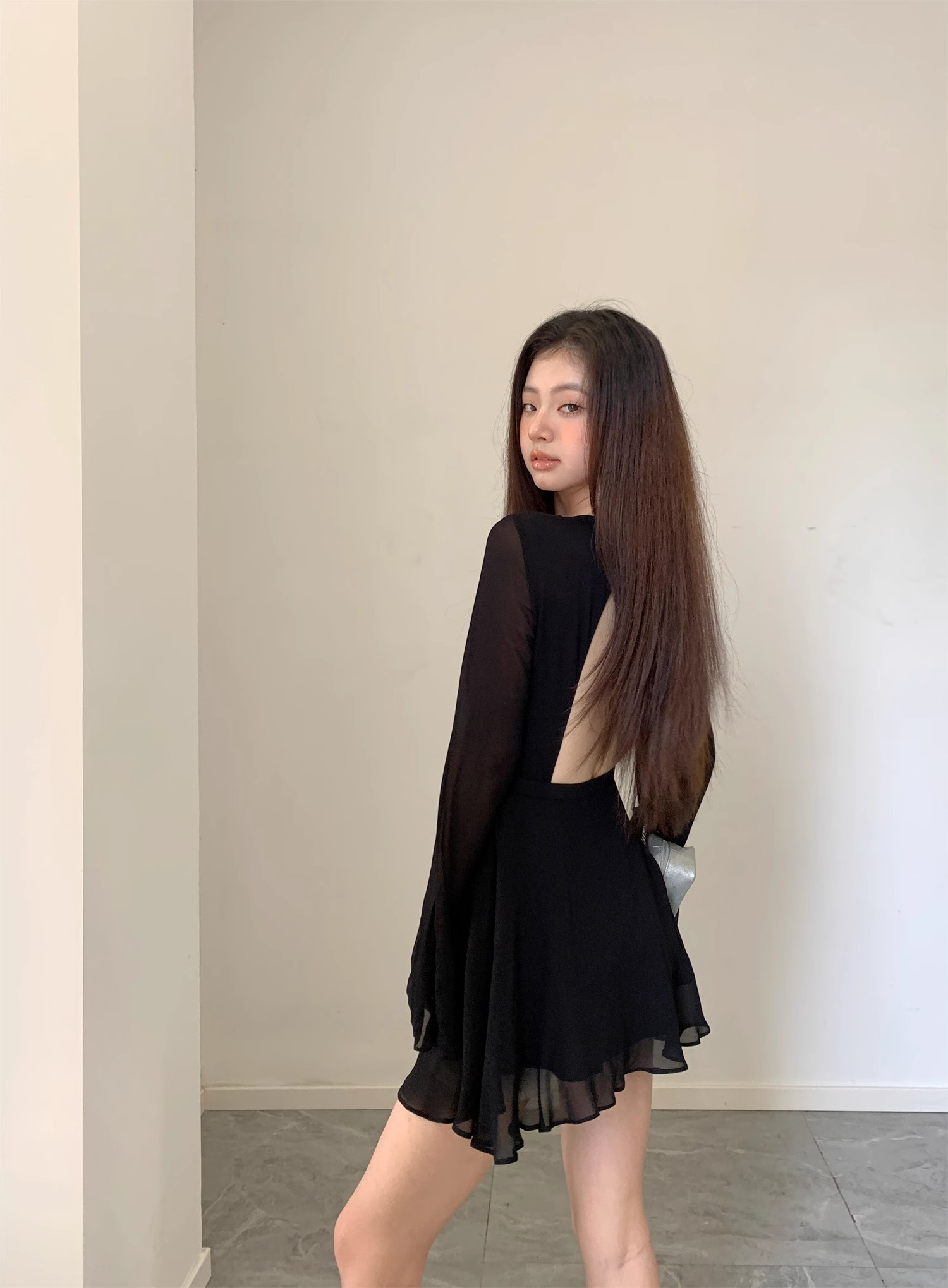 美麗壞女人 黑色性感御姐氣質長袖綁帶露背飄逸顯瘦短款連衣裙