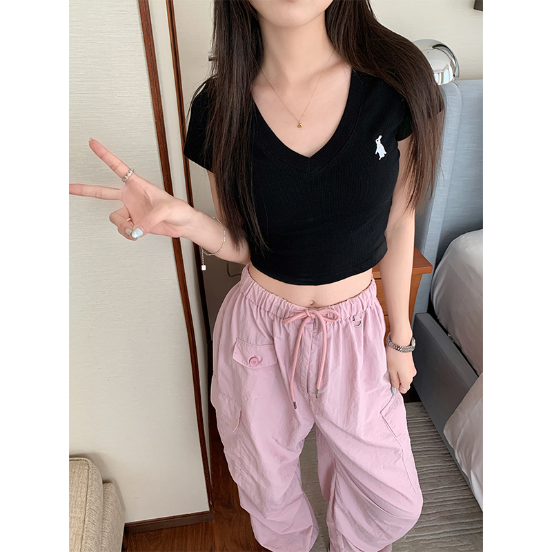 Real shot of American retro sweet v-neck short-sleeved T-shirt for women in summer slimming and chic short bottoming shirt top