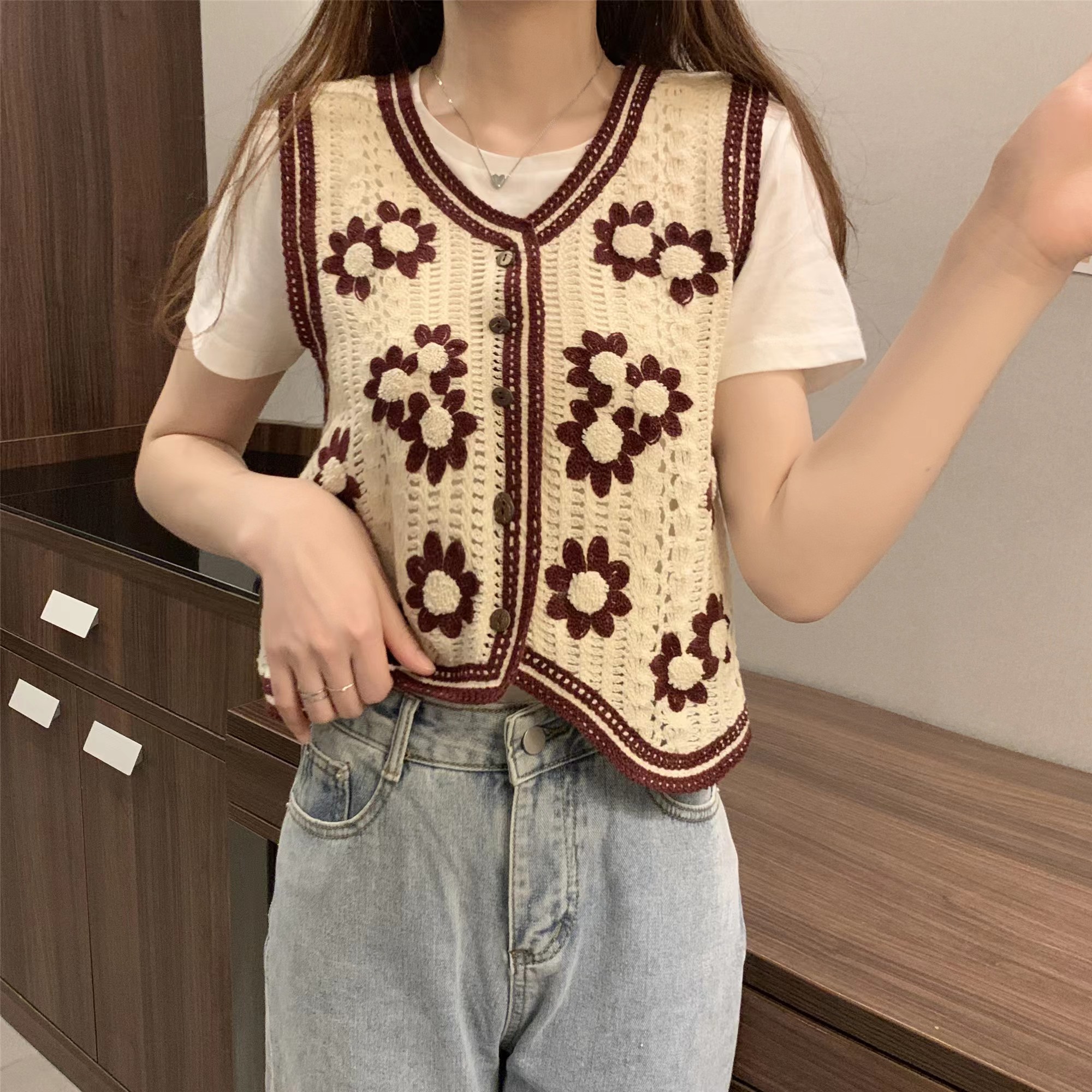 刺繡鏤空V領短款外搭背心馬甲女2024年新款春秋季外穿百搭馬夾潮