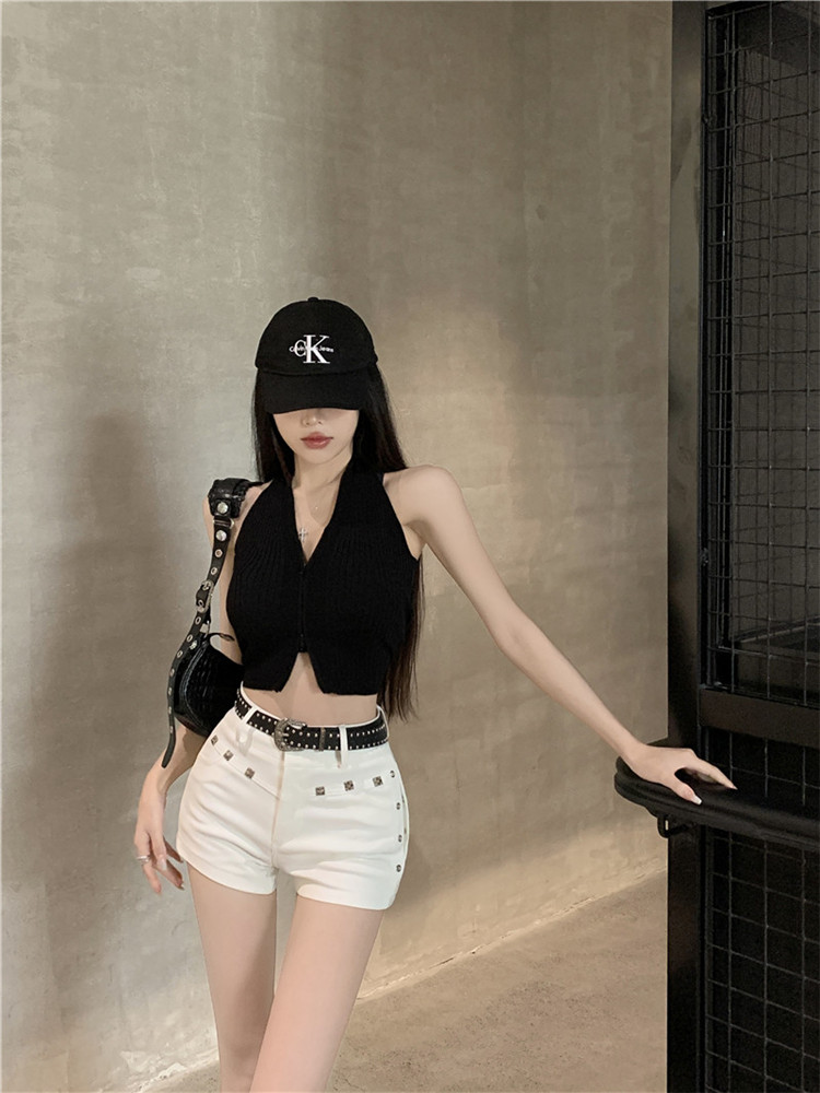 Actual shot of Millennial hottie’s versatile slim-fitting low-waisted shorts and hot pants