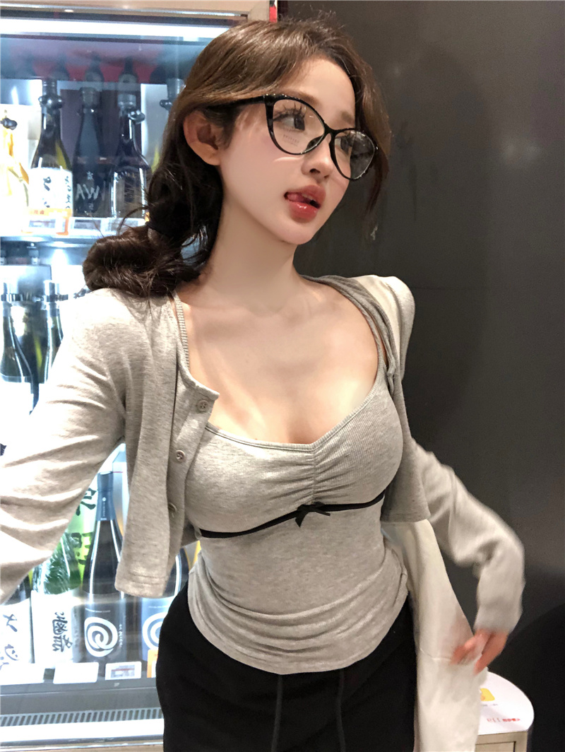 Actual shot of a two-piece set with a heart-beating bow and camisole + short cardigan jacket