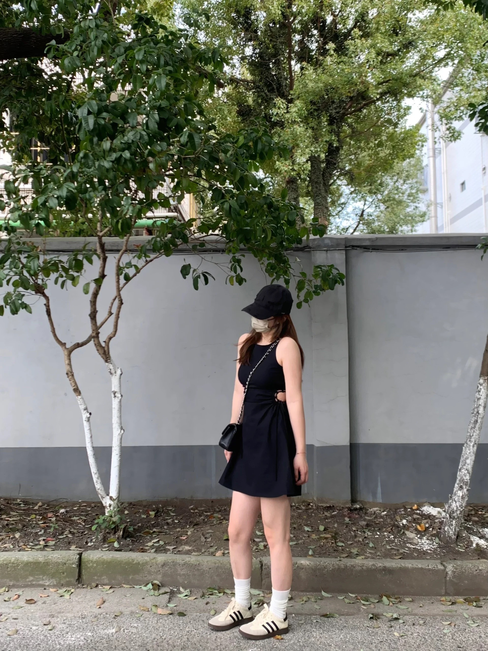 黑色露腰無袖連衣裙女夏季新款純欲性感辣妹收腰顯瘦氣質a字短裙