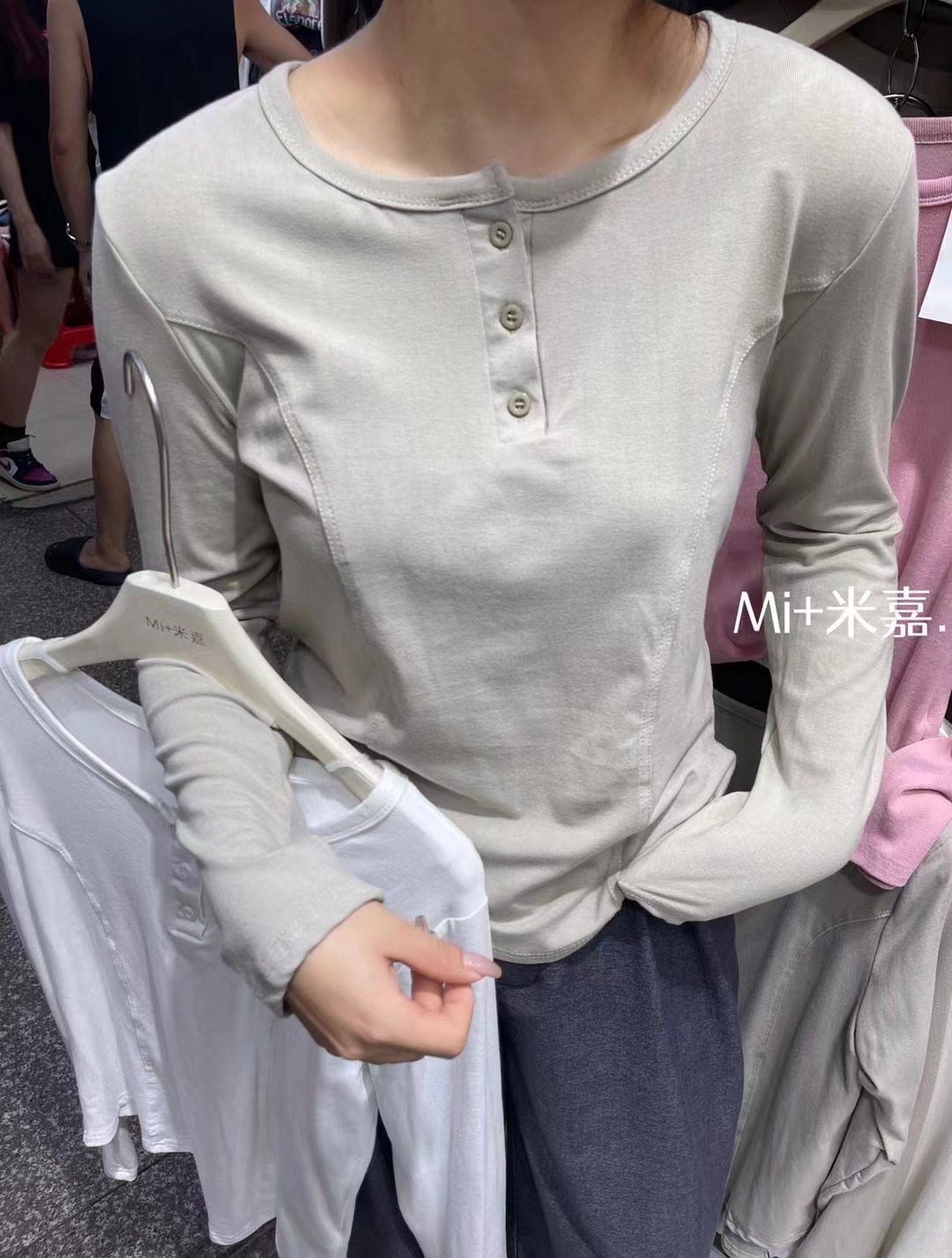 歐貨2024早秋新款修身彈力圓領紐扣打底衫女T恤長袖下擺圓邊上衣