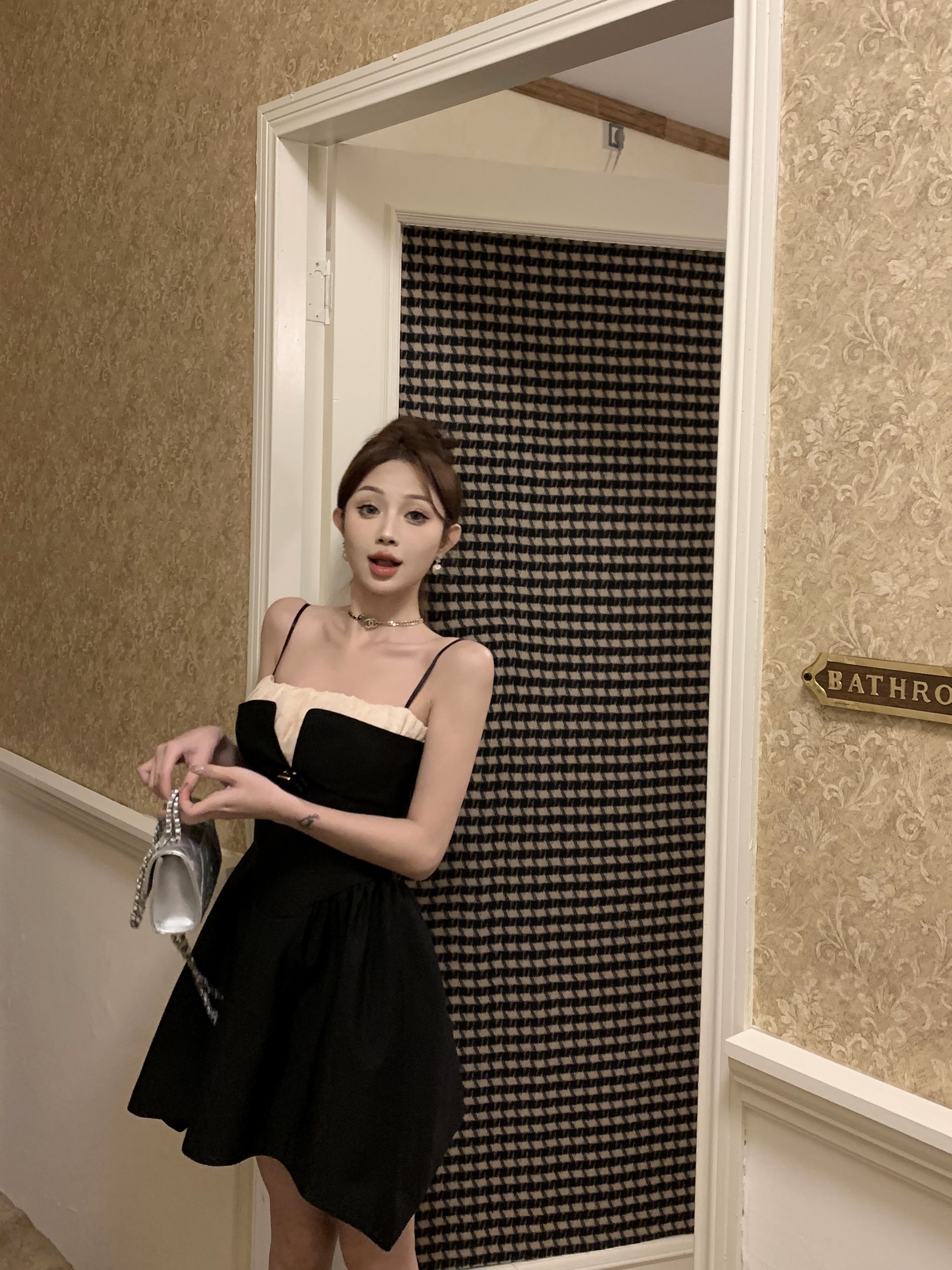Real shot French elegant and high-end contrasting fake two-piece V-shaped patchwork waist Hepburn little black dress suspender skirt for women