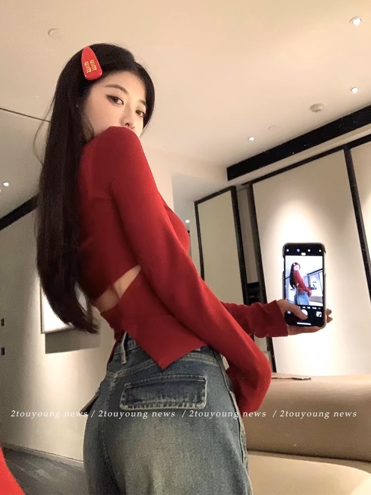 韓版V領小心機設計後露腰開叉修身墊肩T恤女2024春外穿時髦打底衫
