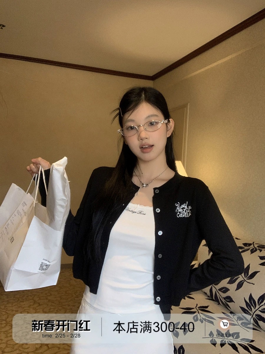 紅人館短款針織衫女春款2024新款外套黑色毛衣開衫長袖設計感上衣