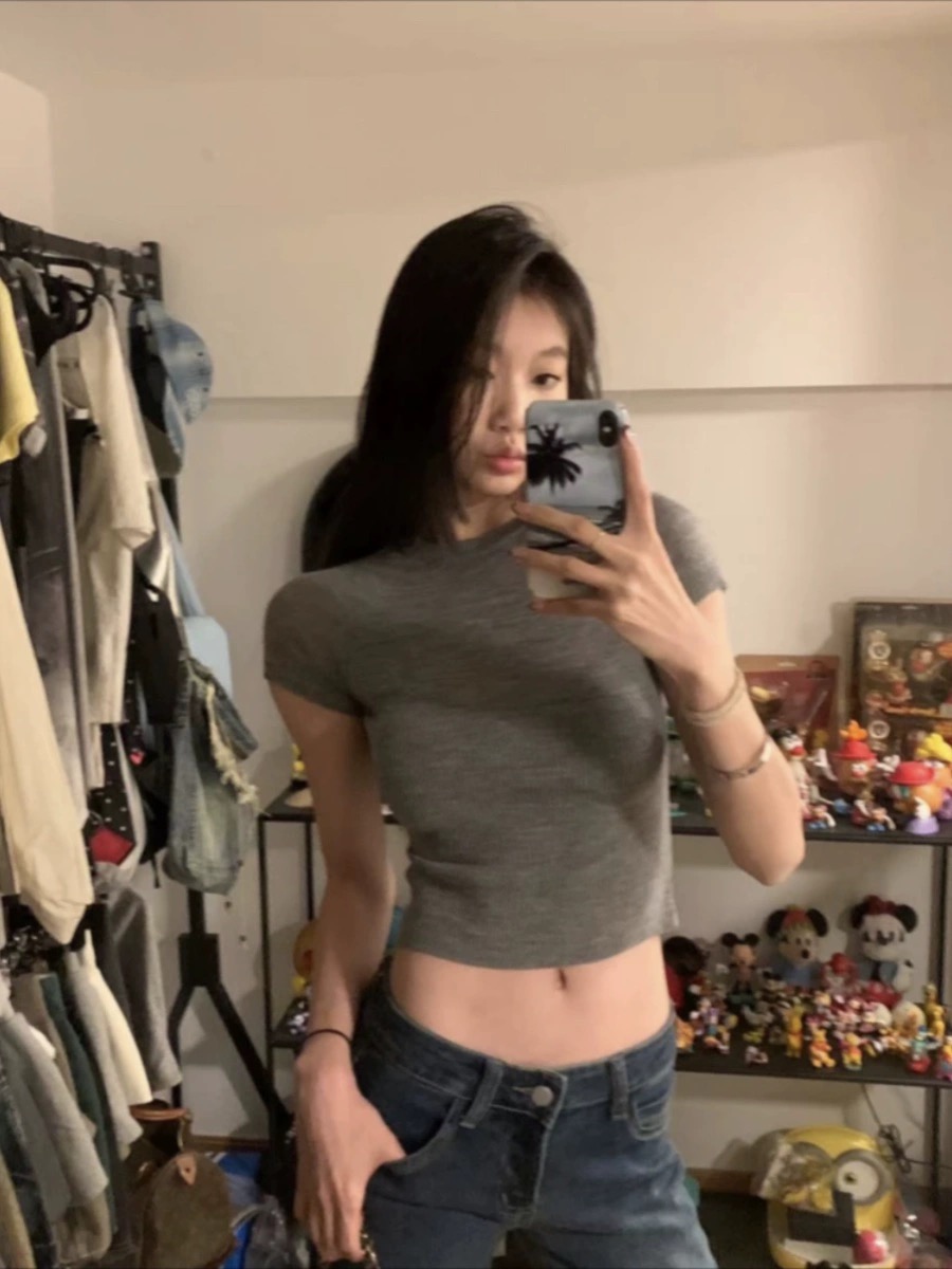 withmin隨性駕馭 灰色圓領短袖T恤夏季短款修身辣妹上衣