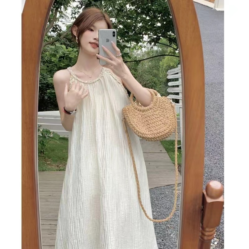 掛脖仙氣小吊帶連衣裙子女夏季新款寬鬆無袖露肩質感中長裙小個子