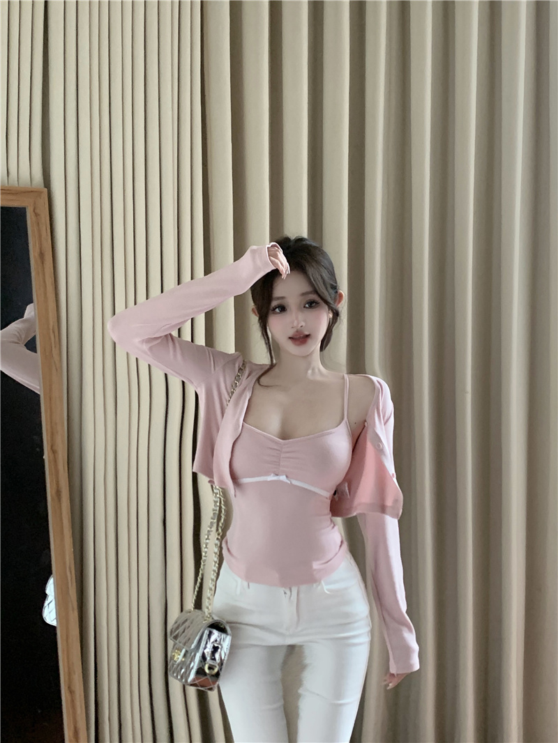 Actual shot of a two-piece set with a heart-beating bow and camisole + short cardigan jacket