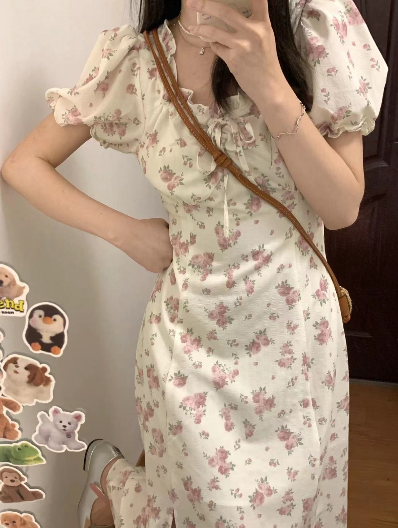 法式復古碎花連衣裙女2024年夏季新款收腰顯瘦系帶開叉泡泡袖裙子