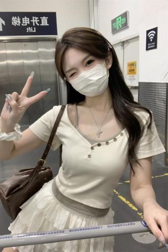 Actual shot of spring and summer Korean style slim-fit contrasting fake two-piece irregular button design pure cotton short-sleeved T-shirt tops