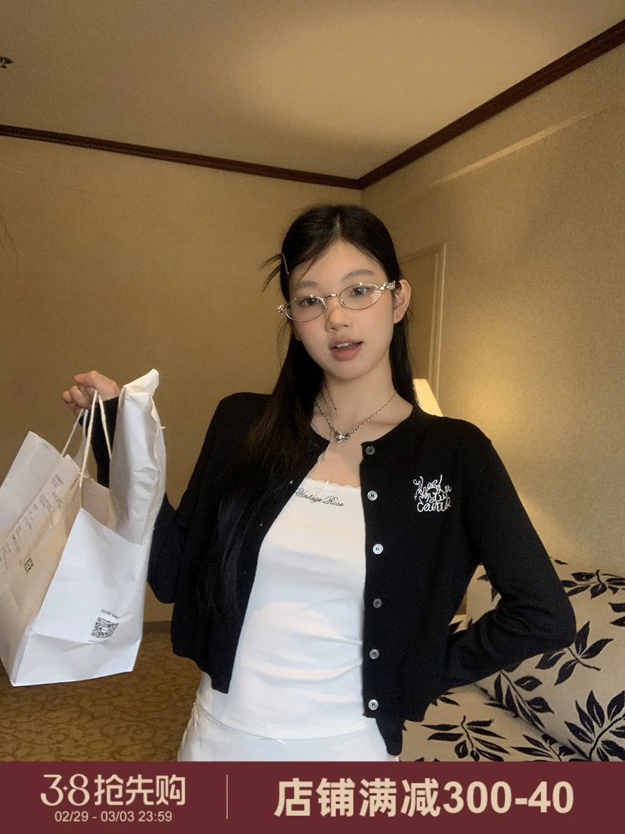 紅人館短款針織衫女春款2024新款外套黑色毛衣開衫長袖設計感上衣