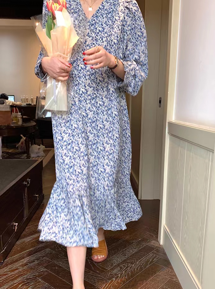 2024韓版藍色魚尾碎花連衣裙女顯瘦法式長袖V領裙子