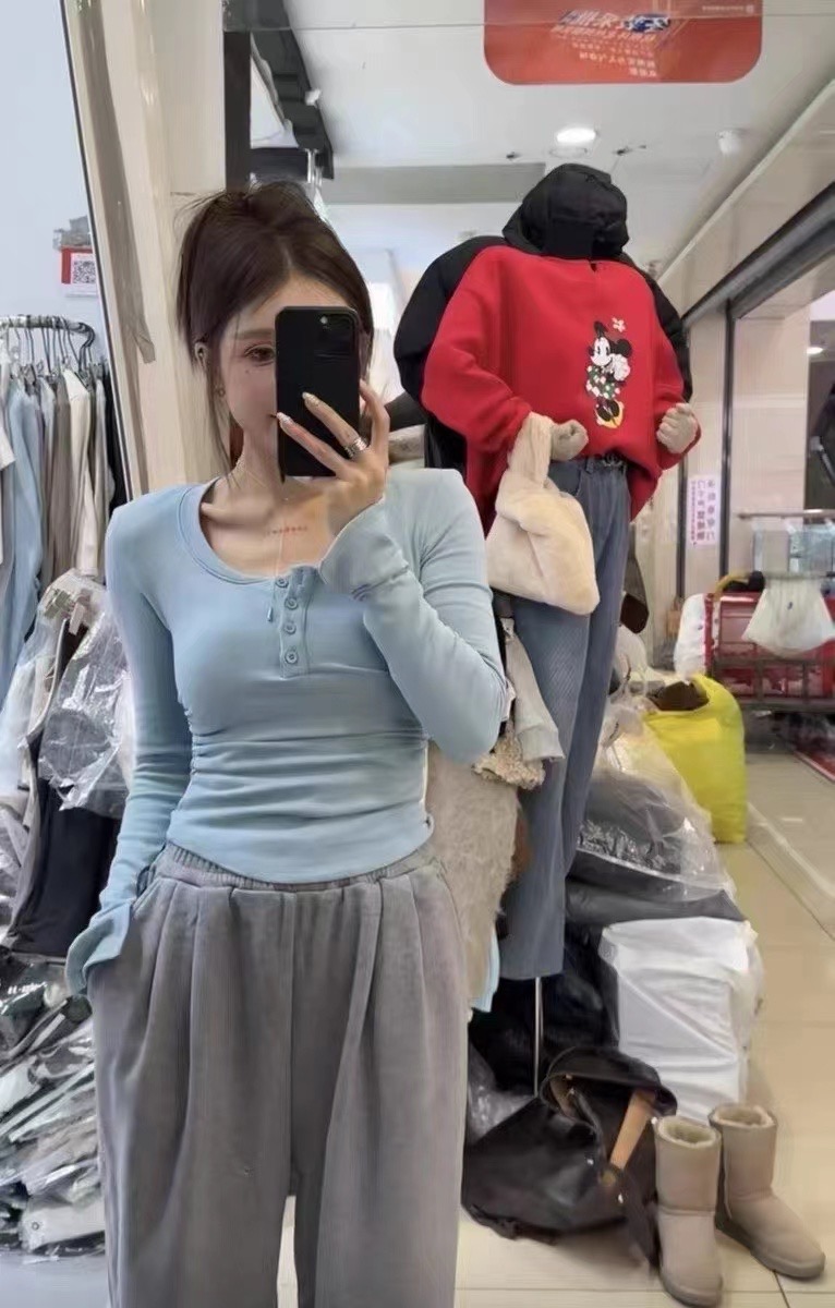 2024新款韓版純欲U領紐扣性感墊肩短款打底上衣女潮