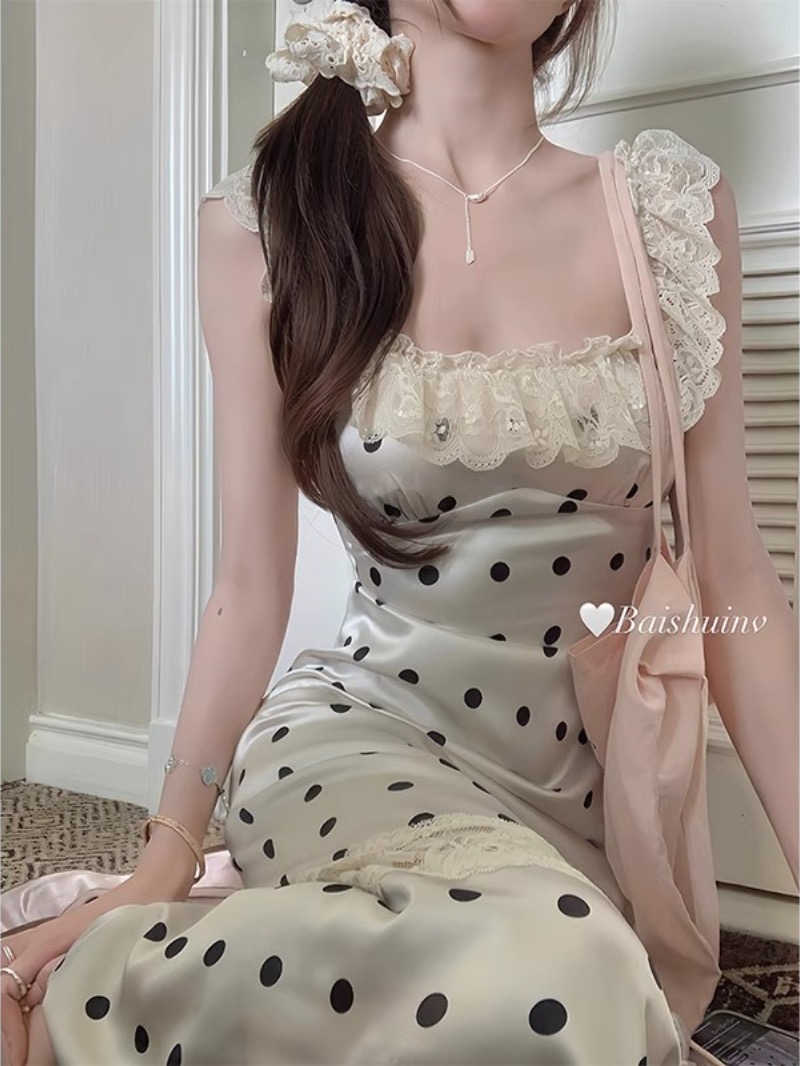 白水女浪漫姐姐~波點蕾絲露背連衣裙3/5AM10:00新品9折