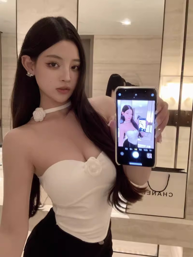 新款性感掛脖抹胸吊帶背心女短款修身純欲上衣自帶胸墊