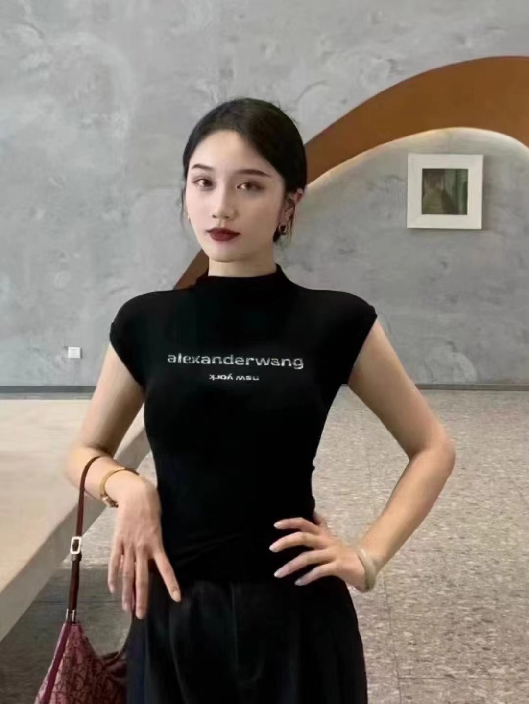 2024夏季新款超舒適酒紅色燙鑽正肩墊肩T恤女短款緊身辣妹上衣