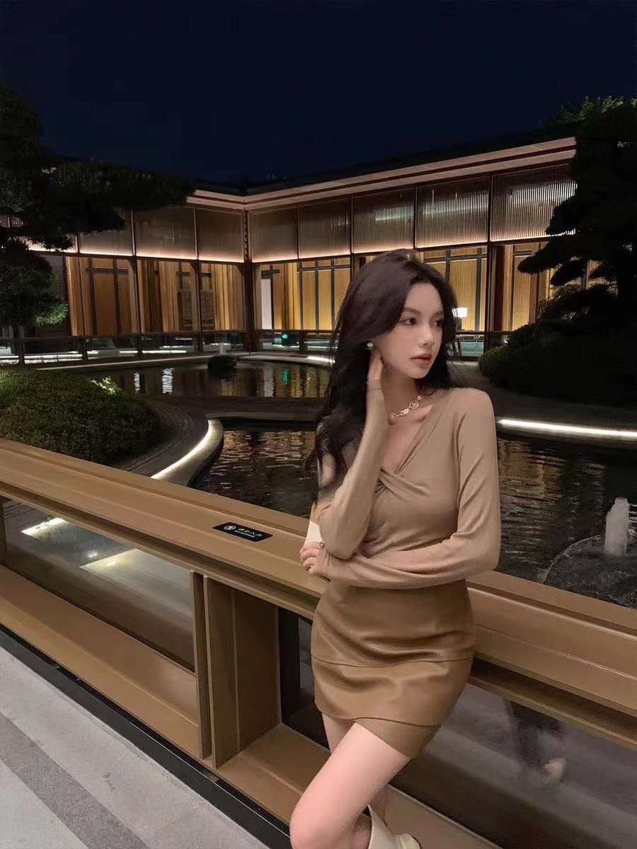 CHIYIYI落日餘暉秋設計感別致打底衫V領內搭長袖T恤上衣