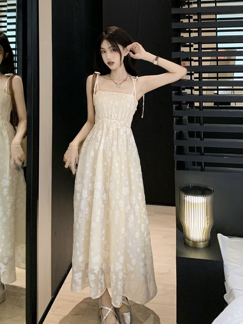 法式甜美仙女裙繡花褶皺打攬吊帶連衣裙2024夏季新款顯瘦收腰長裙