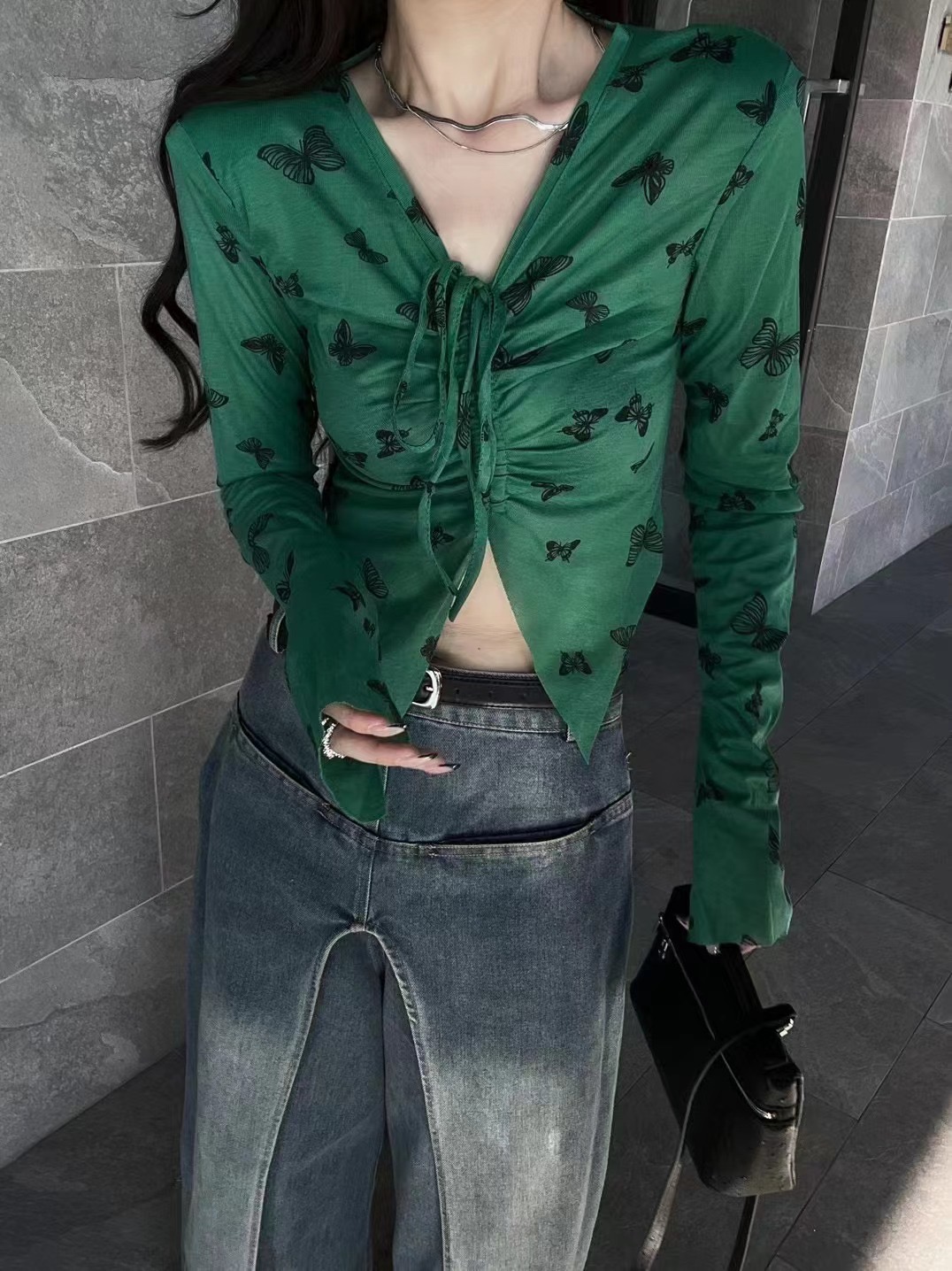 小眾蝴蝶印花v領長袖t恤女2024春季新款修身顯瘦辣妹抽褶短款上衣