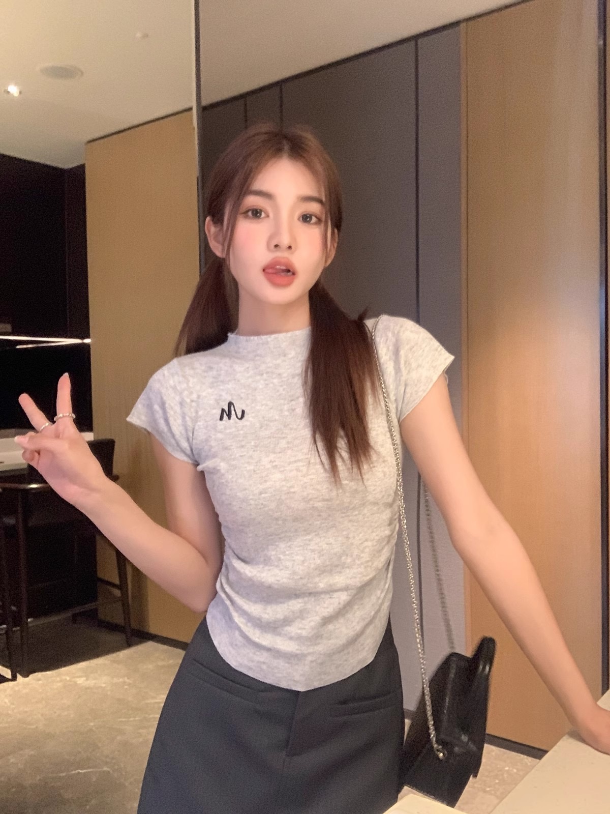 緊身收腰半高領正肩短袖t恤女夏設計感褶皺辣妹顯瘦小眾短款上衣