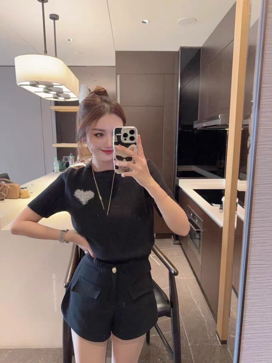 2024早春新款愛心刺繡設計銀線短款圓領針織套頭修身顯瘦毛衣女潮